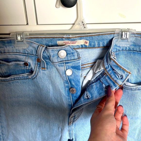 Levi’s light wash wedgie straight leg size 28 - Picture 4 of 4